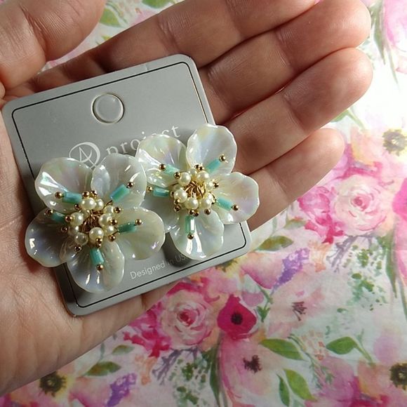 Beautiful Retro Floral Shell Like Earrings - Picture 5 of 9